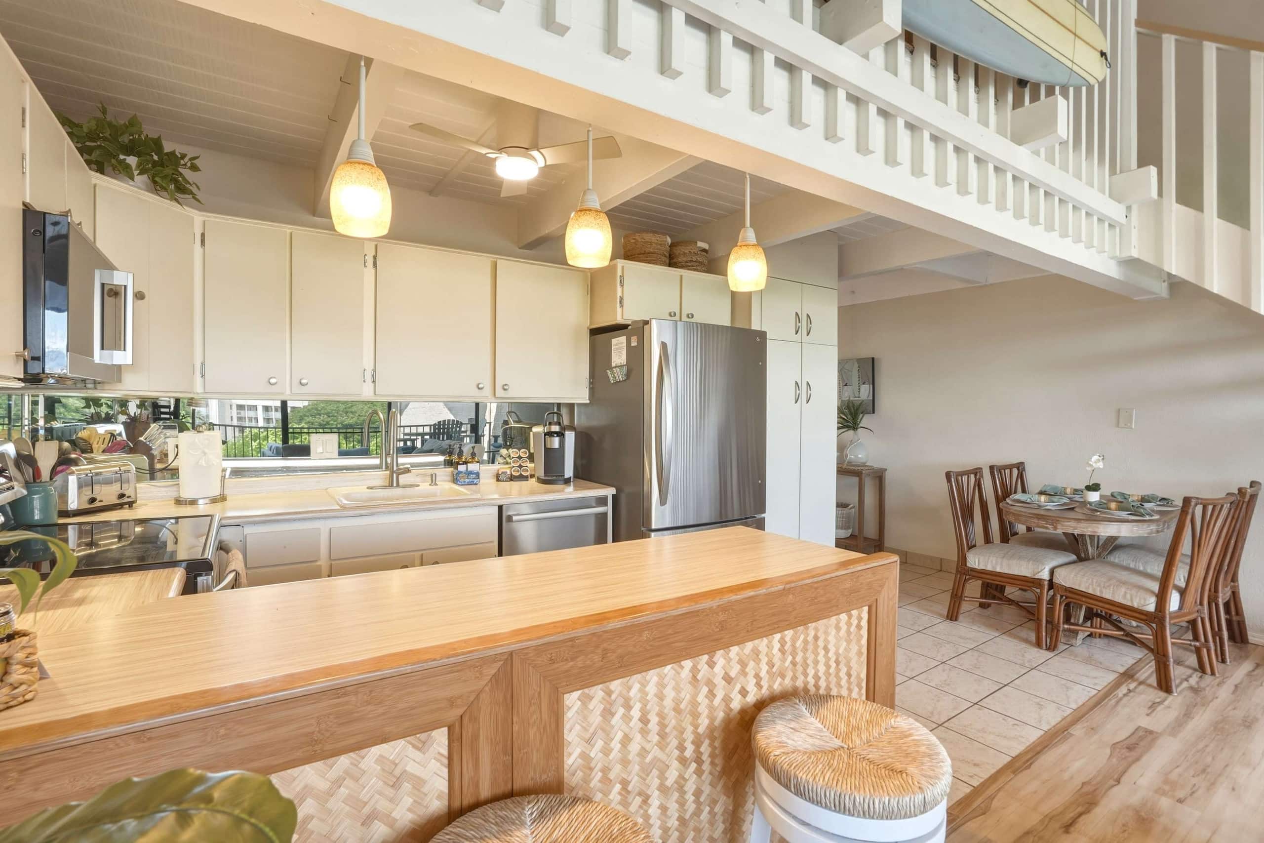 Penthouse w/ lanai, pool & beach access - Image 9