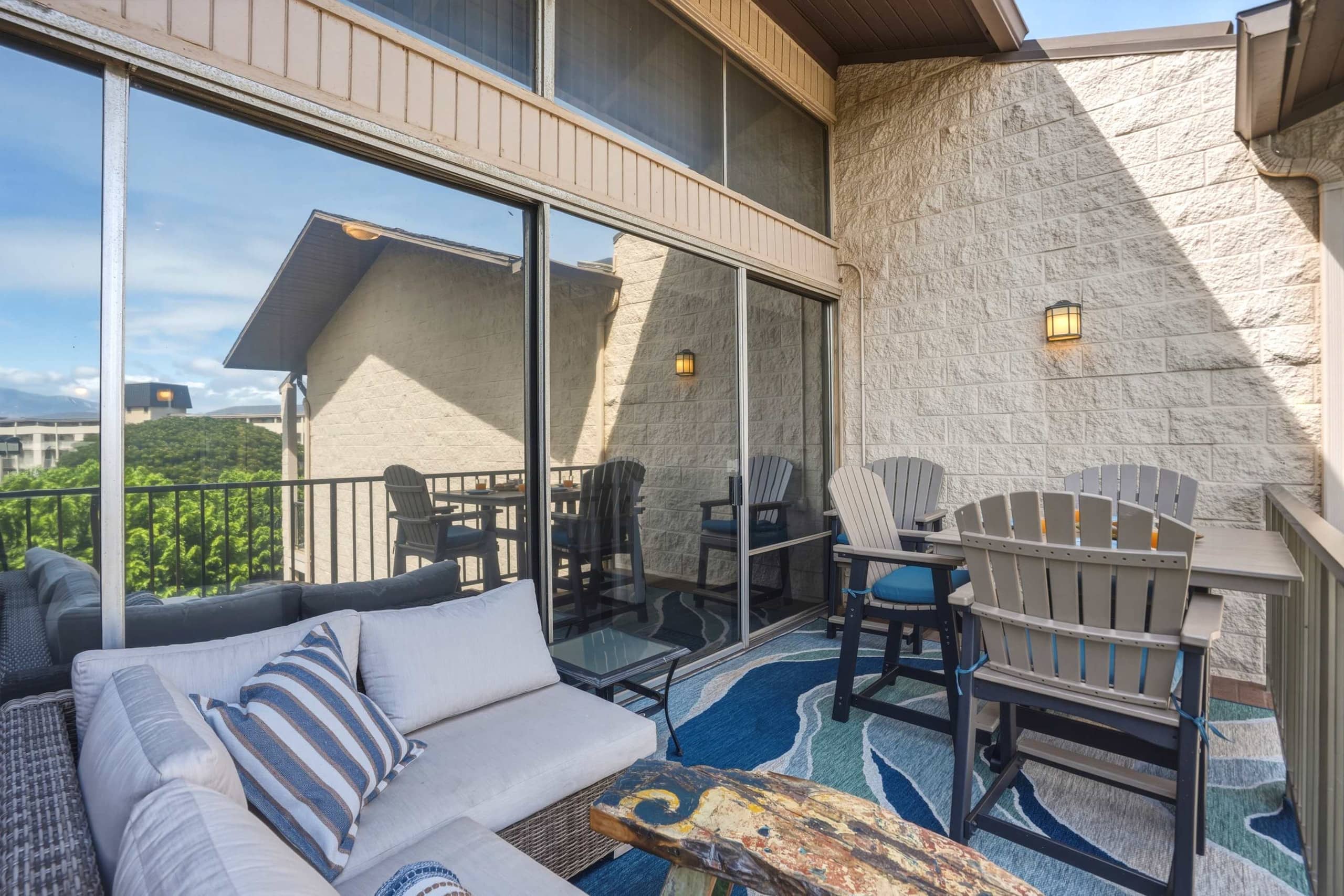 Penthouse w/ lanai, pool & beach access - Image 31