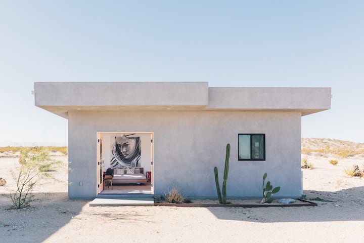 Súkromná casita má manželskú posteľ s  luxusnou bavlnenou plachtou, plne vybavenou kuchynkou, práčkou a sušičkou, vlastnou kúpeľňou, 55-palcovou inteligentnou televíziou, zatemňovacími odtieňmi a písacím stolom.