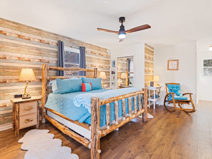 El increíble dormitorio principal con una lujosa cama tamaño king, vestidor y baño completo adjunto es el espacio perfecto para relajarse después de un día de senderismo o esquí.