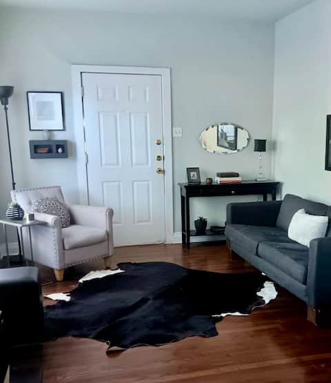 Top performing Airbnb: Bohemian Backhouse Bungalow-minutes to state fair in Munger Place Historic District