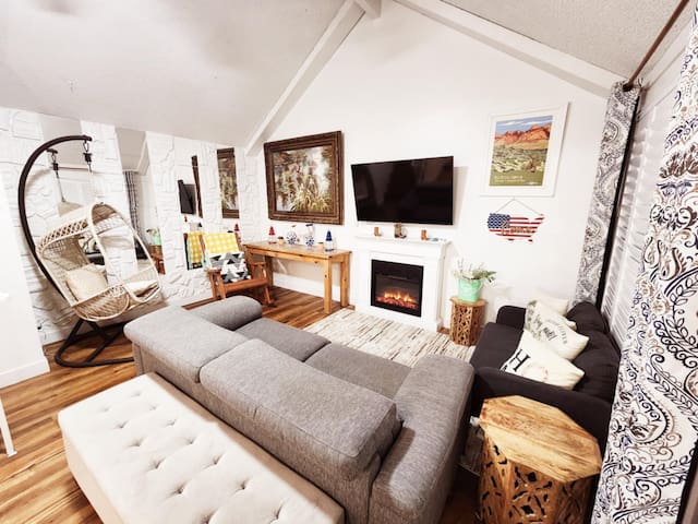 3 BD and 2 1/2 Bath Entire Townhome near Strip