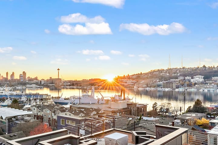 Sunset view of the Space Needle & South Lake Union