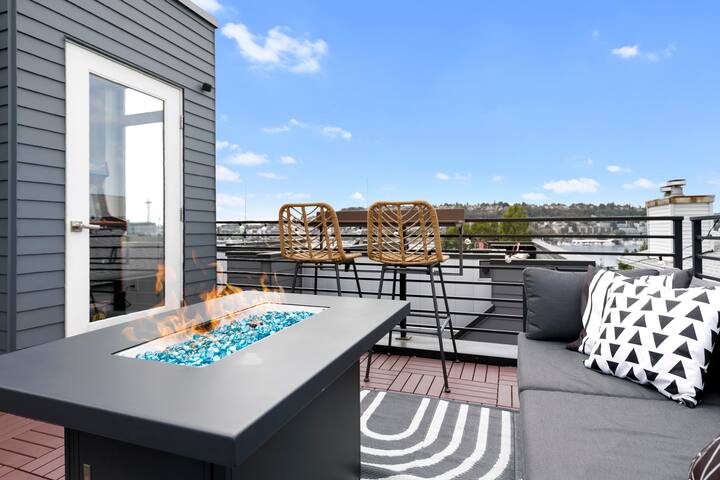 Sunset view of the Space Needle & South Lake Union gallery image 4