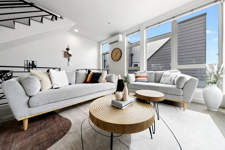 Sunset view of the Space Needle & South Lake Union gallery image 2