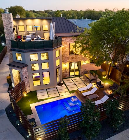 Modern House w Pool, Gym & DT View Rooftop