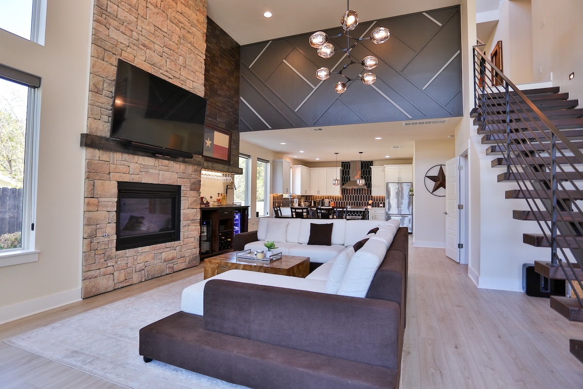 Top Airbnb: Modern House w Pool, Gym & DT View Rooftop in South Lamar