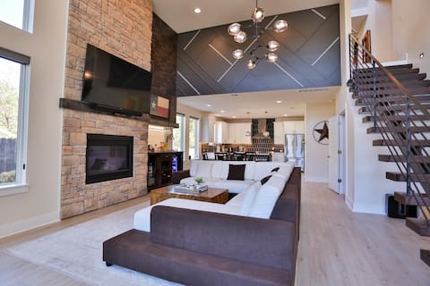 Top Airbnb: Modern House w Pool, Gym & DT View Rooftop in South Lamar