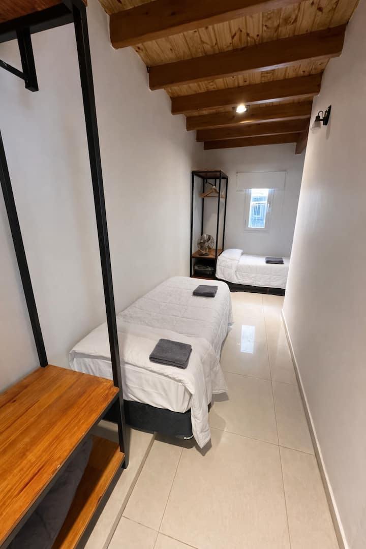 Habitación 6 (ex vestidor de habitación 5). Posee dos camas de una plaza.