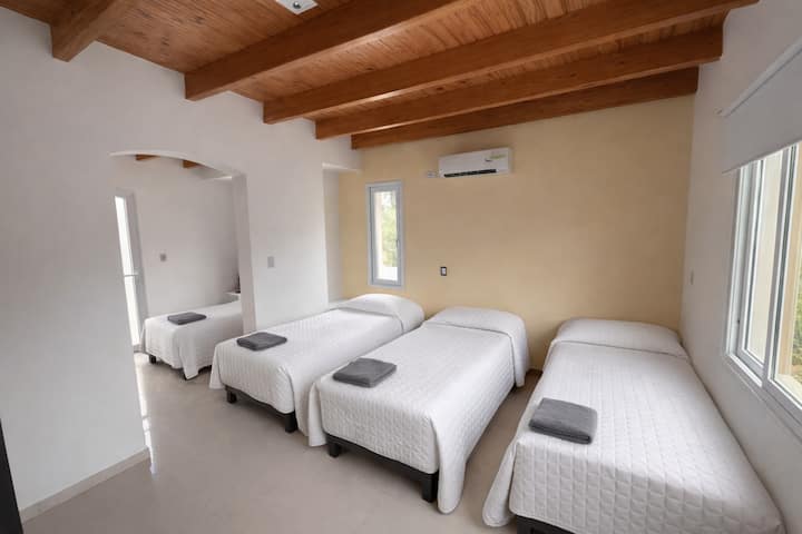 Habitación 4. Posee 4 camas simples, se pueden unir dos camas formando una cama doble (avisar al momento de reservar en caso de querer cama doble). Tiene Aire Acondicionado Frío/Calos
