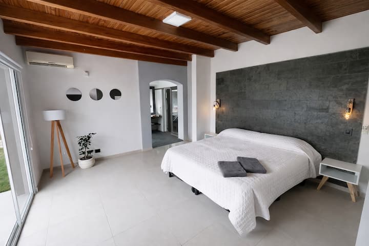 Habitación 5 - Abajo de los cuadros de circulos hay otra cama marinera. La cama doble se puede separar en dos camas simples. Avisar al momento de la reserva, por defecto se dejan unidas formando una cama grande. Capacidad total 4 huéspedes.