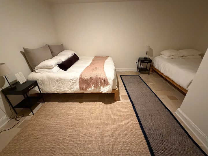 غرفة نوم للموظفين تقع في الطابق السفلي من Lundy House (مع حمام داخلي)