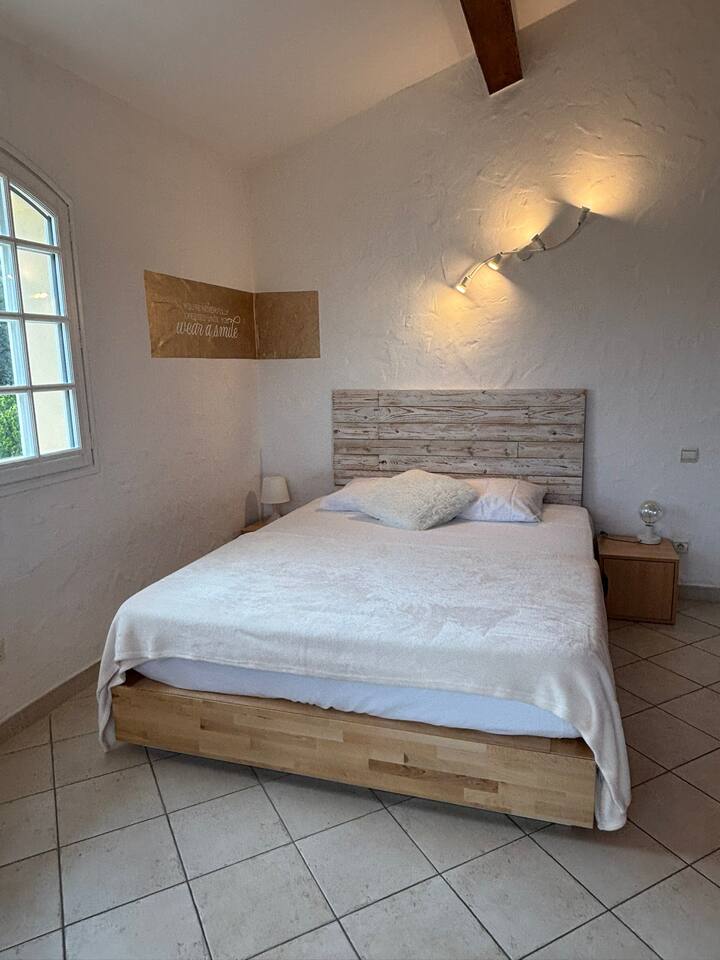 The sand bedroom is located on the first floor
With a queen size bed (160x200)
A large wardrobe and a desk area
A standing cooling tower will help to keep the bedroom fresh when sleeping