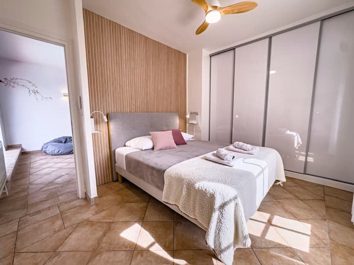 The pink bedroom is located on the ground floor
With a double bed 160x200 
and a large wardrobe
A ceiling fan will help to keep the bedroom fresh when sleeping