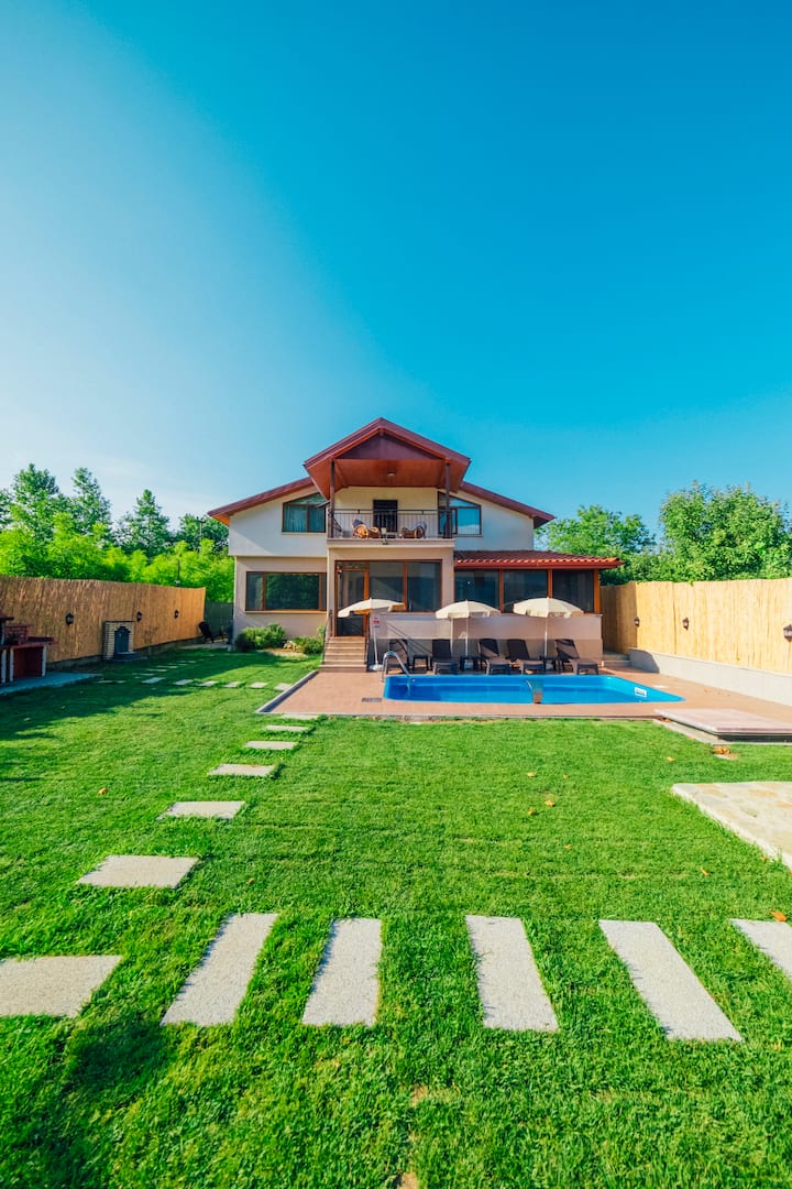 Luxury Villa with Heated Pool by Sapanca Lake