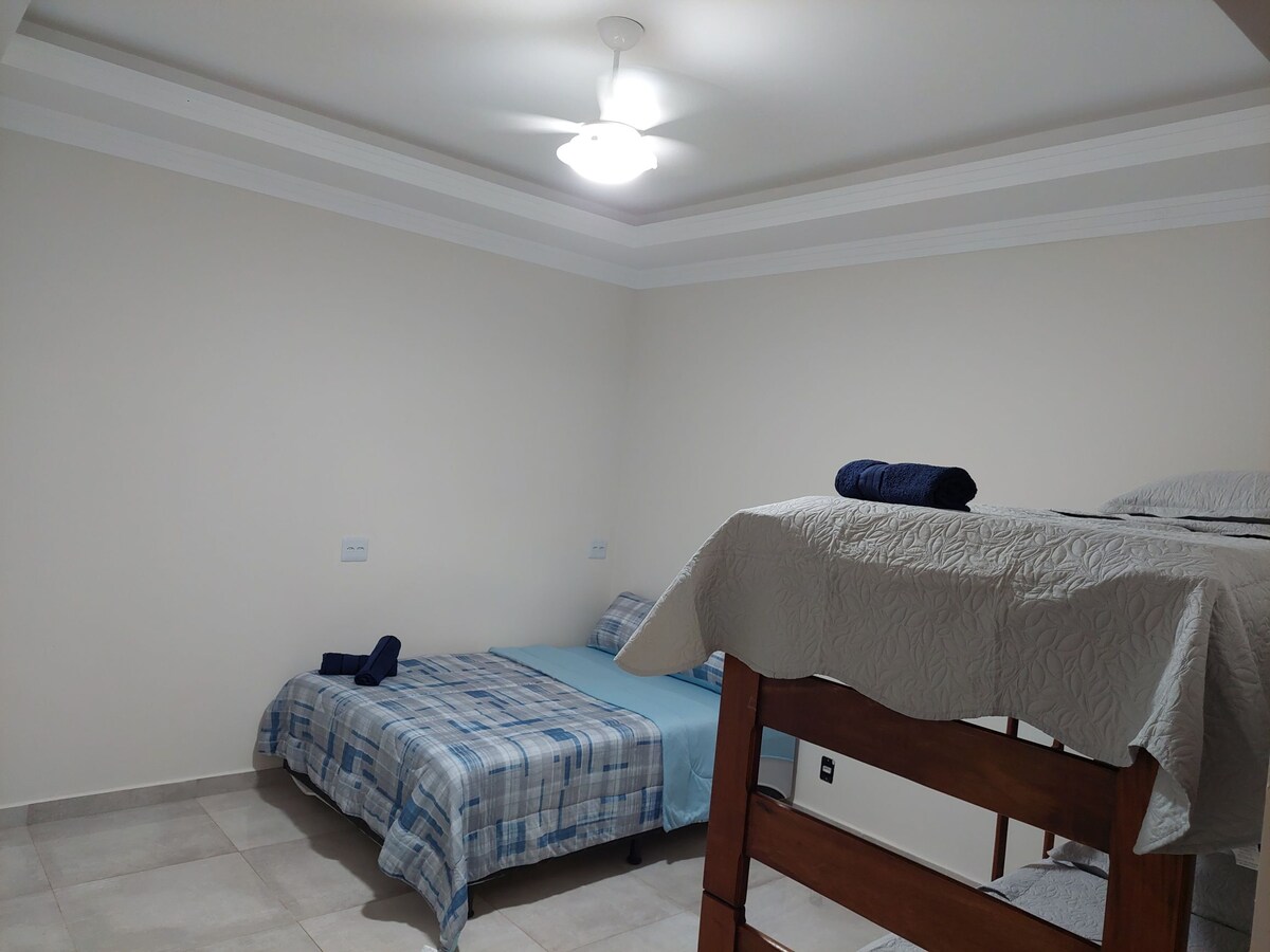 ห้องนอน 1: เตียงคู่พร้อมเตียงสองชั้น เครื่องปรับอากาศและพัดลมเพดาน