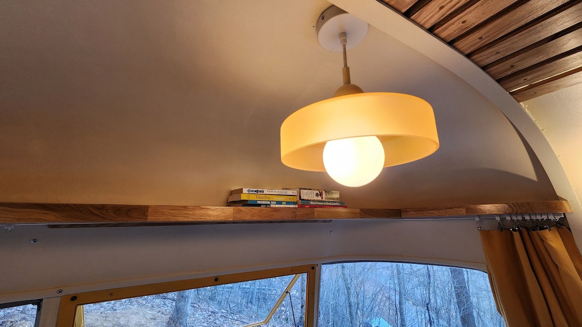 Ndriçimi i personalizuar e mban kamperin të ngrohtë dhe ftues. Merr një libër dhe çlodhu.