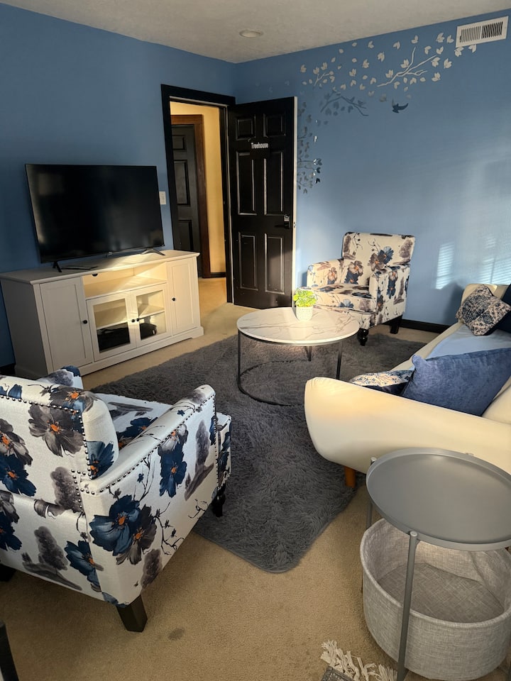 სახლზე ხეზე ორი შესასვლელი არის. ერთი საერთო მისაღები ოთახითა და ცალკე შესასვლელით ზედა ტერასიდან.  აირჩიეთ, როგორ შეხვდეთ ამ მშვენიერ ბინას.  