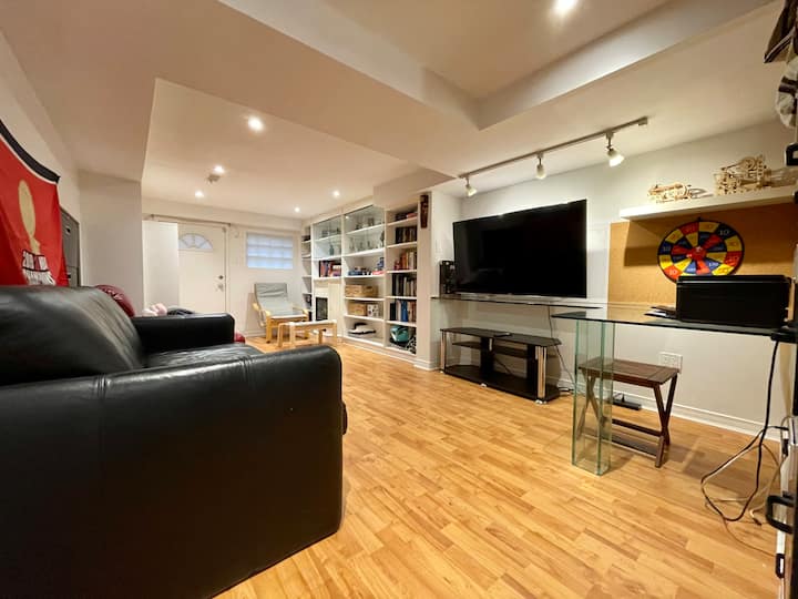 Подрум со кауч на извлекување во кој може да се сместат двајца. Дополнителен душек од пена обезбеден за дополнителна удобност, сосема нов телевизор и стаклено биро и стол за работа. 