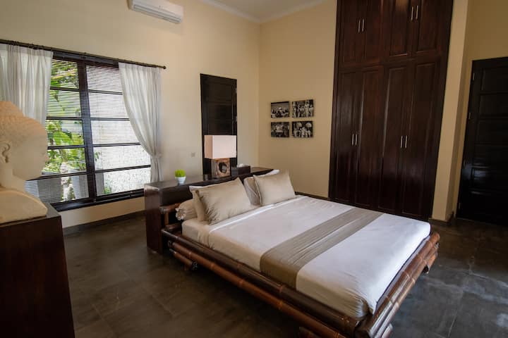 A spacious bedroom with king bed, ensuite bathroom and soft natural light. Connected to an adjacent room, it offers flexibility for families or friends while maintaining comfort, privacy, and a sense of ease throughout your stay.