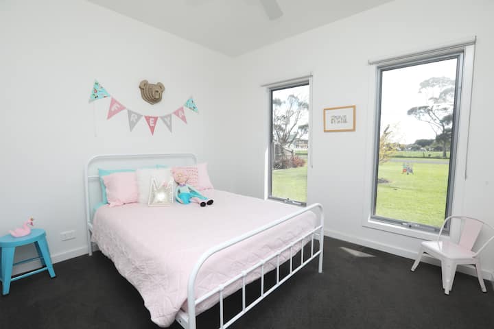 Dormitorio con cama doble y colchón individual de repuesto 