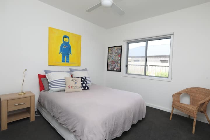 Dormitorio con cama tamaño queen