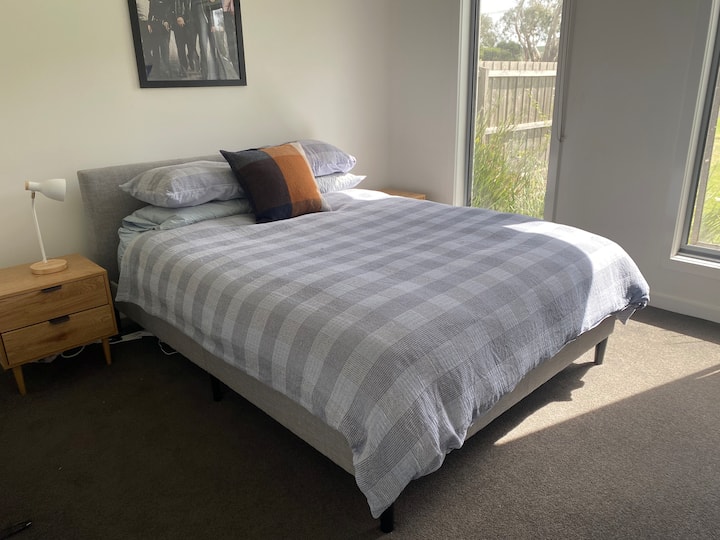 Dormitorio con cama tamaño queen