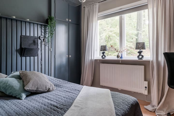 Спалня 2. 140 см легло и малко работно пространство
Има общо три спални, които осигуряват достатъчно място за всички гости. Освен това има много места за съхранение, така че можете да поддържате нещата си в ред по време на престоя си.