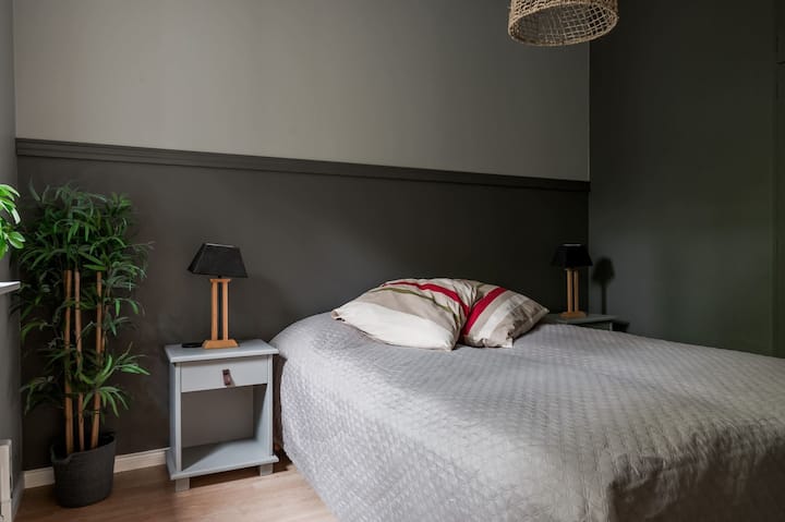 Спалня 1. Двойно легло 
Има общо три спални, които осигуряват достатъчно място за всички гости. Освен това има много места за съхранение, така че можете да поддържате нещата си в ред по време на престоя си.