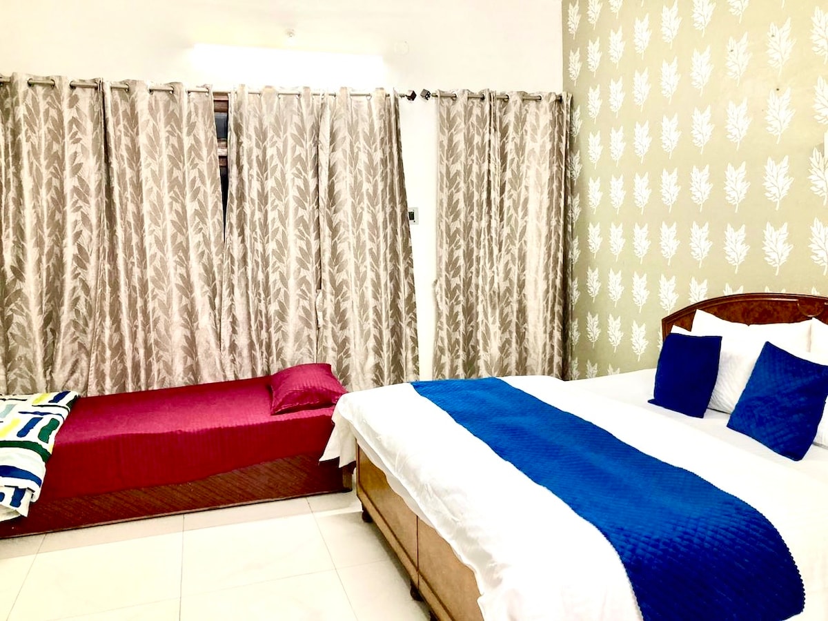 在这个房间，我们可以为您提供额外的床垫、枕头和毯子，以便提供额外的住宿。这是一个非常宽敞的房间，带阳台。