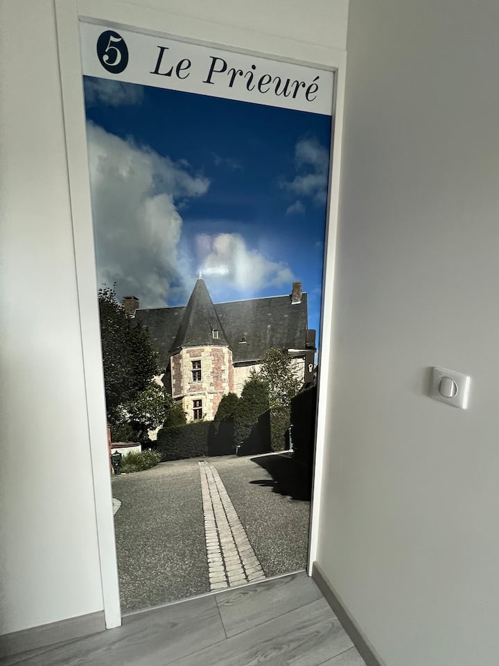 Влез во спалната соба со фотографијата од Приорот на селото Сент Гондон.