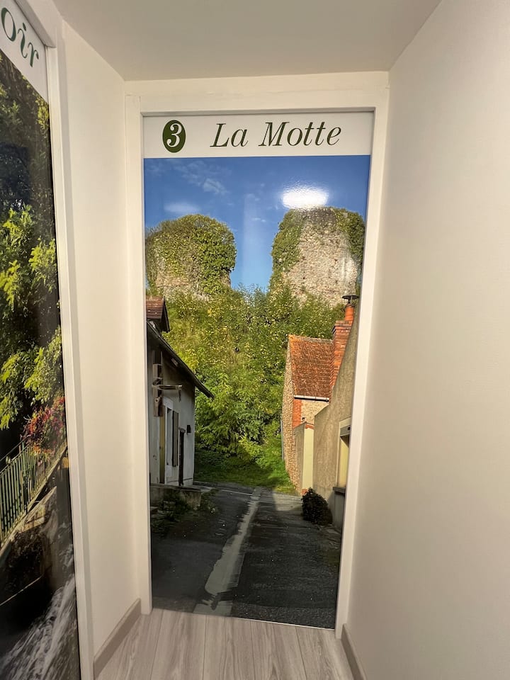 Врата од спалната соба со фотографија од „La Motte“ класифицирана како историска и веднаш до спалната соба.