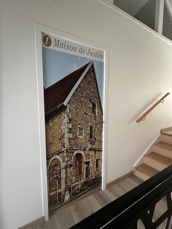 Влезна врата со фотографија од куќата пред реставрацијата.