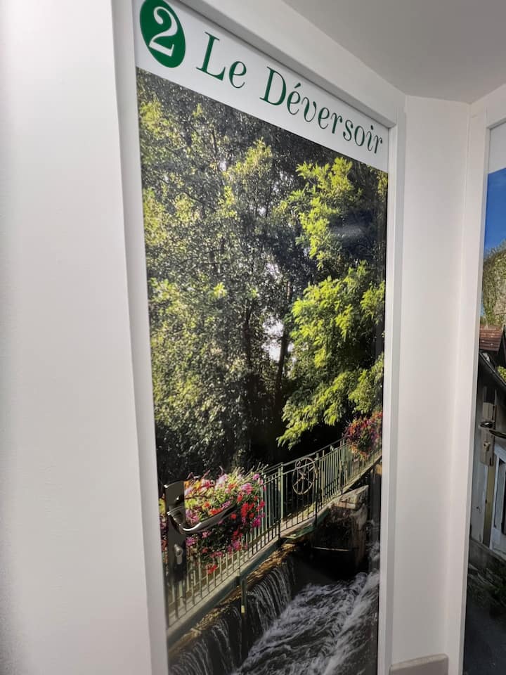 Врата од спалната соба со фотографија од селото.