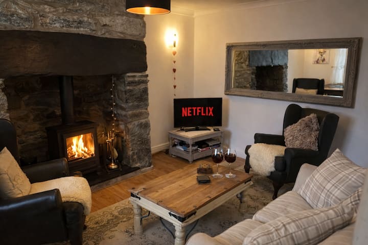 Spacious Stone Cottage ~ Striking Mountain Garden - Blaenau Ffestiniog