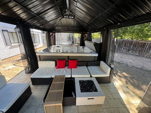 Large Groups ok! Hot Tub, Pickleball, Free Parking gallery image 5