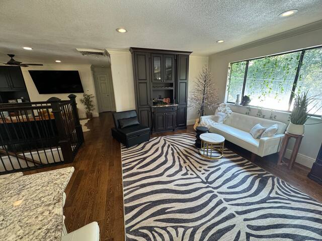 Large Groups ok! Hot Tub, Pickleball, Free Parking gallery image 3