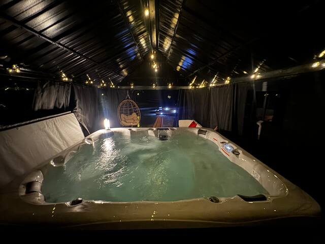 Large Groups ok! Hot Tub, Pickleball, Free Parking gallery image 2