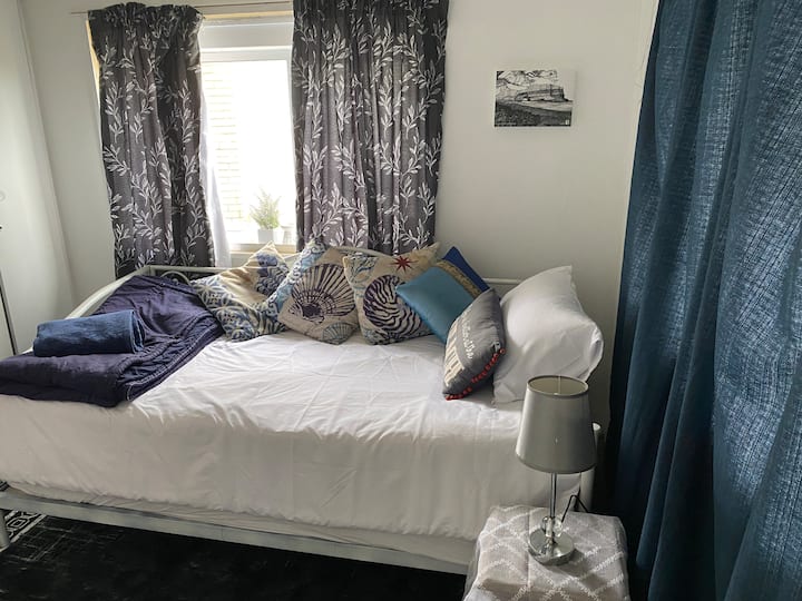 დიდი ერთადგილიანი საწოლი, კარადები