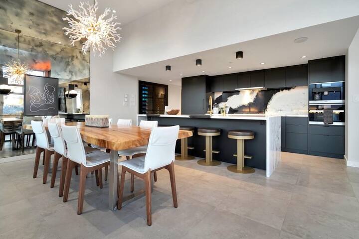 Z High-End Sub Penthouse ~ 180 Views ~ Pool ~Sauna gallery image 2