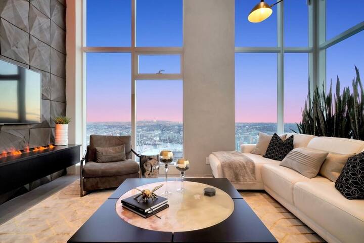 Z High-End Sub Penthouse ~ 180 Views ~ Pool ~Sauna gallery image 4