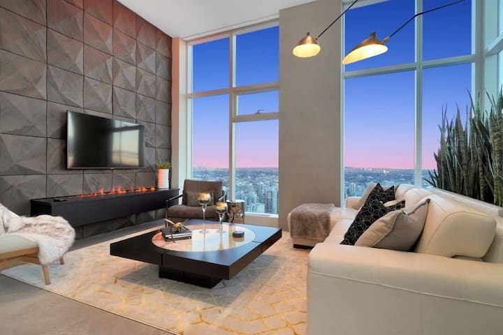 Z High-End Sub Penthouse ~ 180 Views ~ Pool ~Sauna