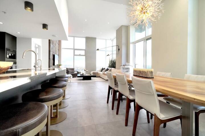 Z High-End Sub Penthouse ~ 180 Views ~ Pool ~Sauna gallery image 5