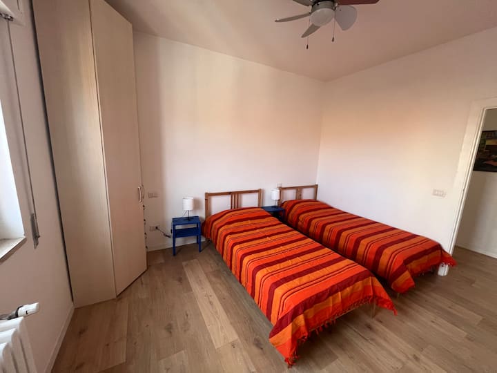 Საძინებელი ორი ერთადგილიანი საწოლით 90x 200