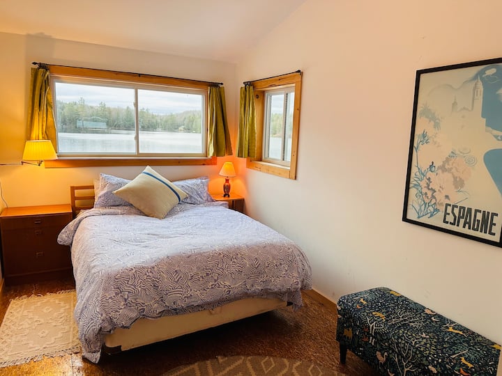 Спална соба на брегот со брачен кревет (широк 150-179 см 