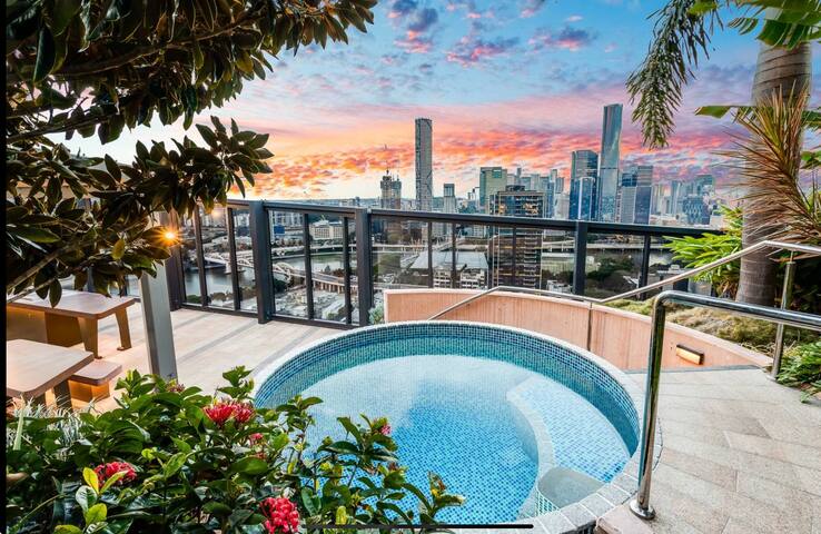 21st Fl Chic 2BR Apt mount’n/city views KG+QN Beds