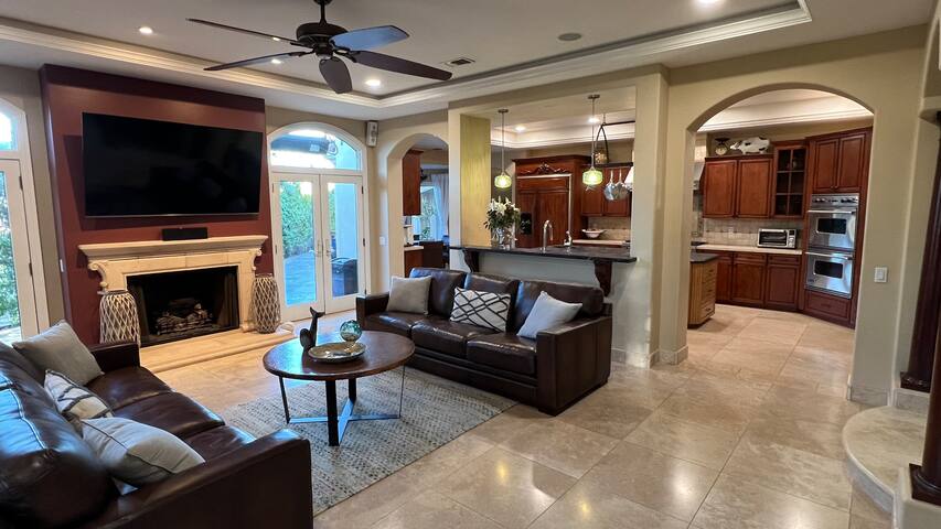 Luxury Coastal Villa on Naples Island gallery image 3