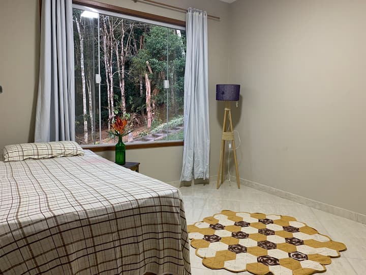 Tiene una cama doble y una hermosa vista del bosque.