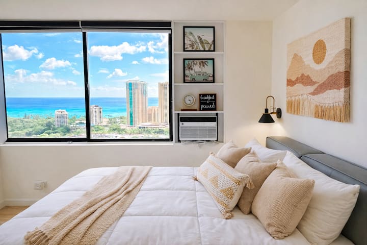 Stunning Ocean View Waikiki 33f Studio B - Honolulu, HI