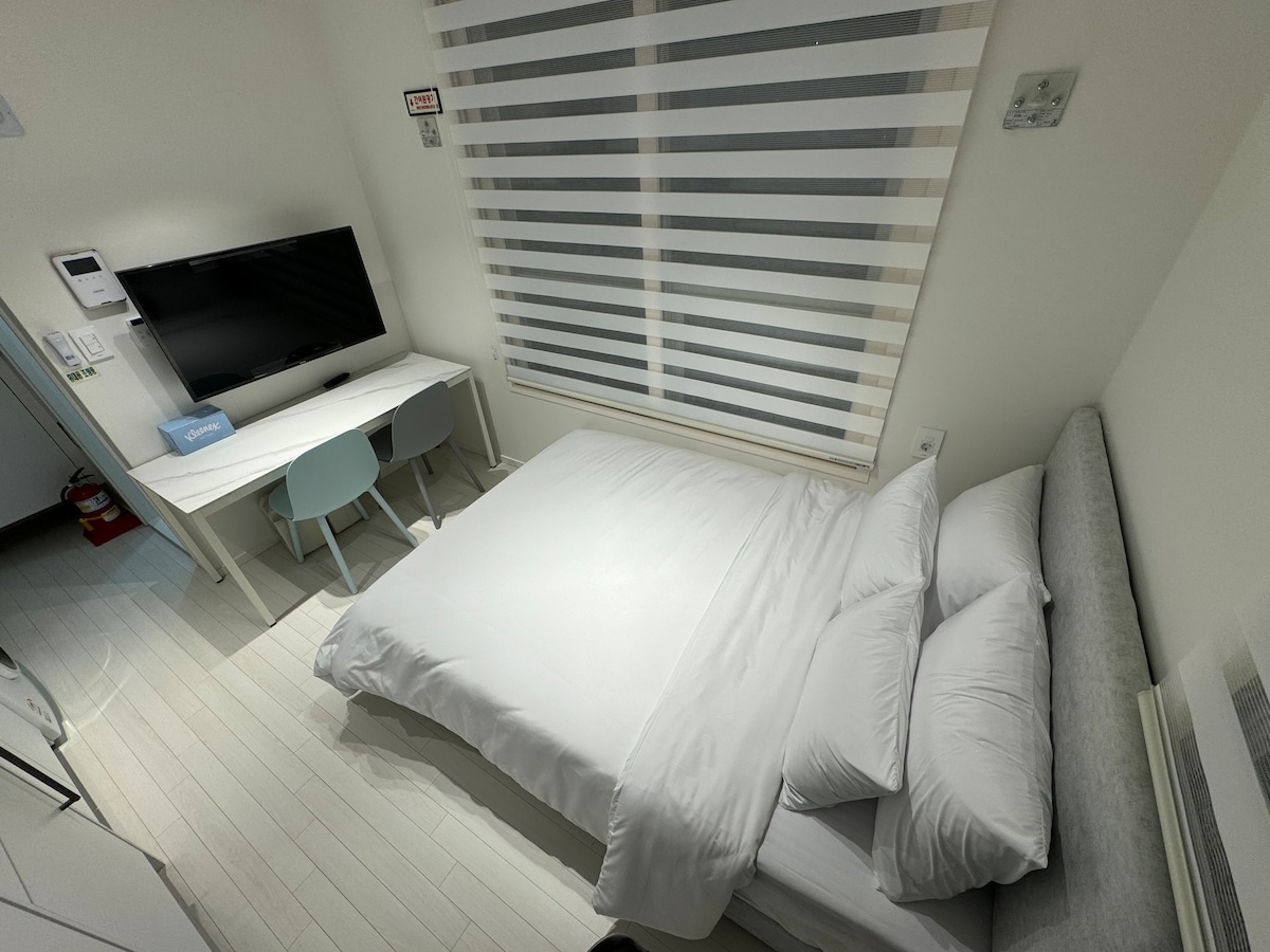 标准双人床、白色超细纤维毯和阻燃遮光百叶窗，房源位于8楼